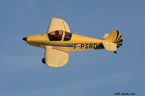en vol, un HN 700 fabriqué dans le Sud-Ouest de la France.