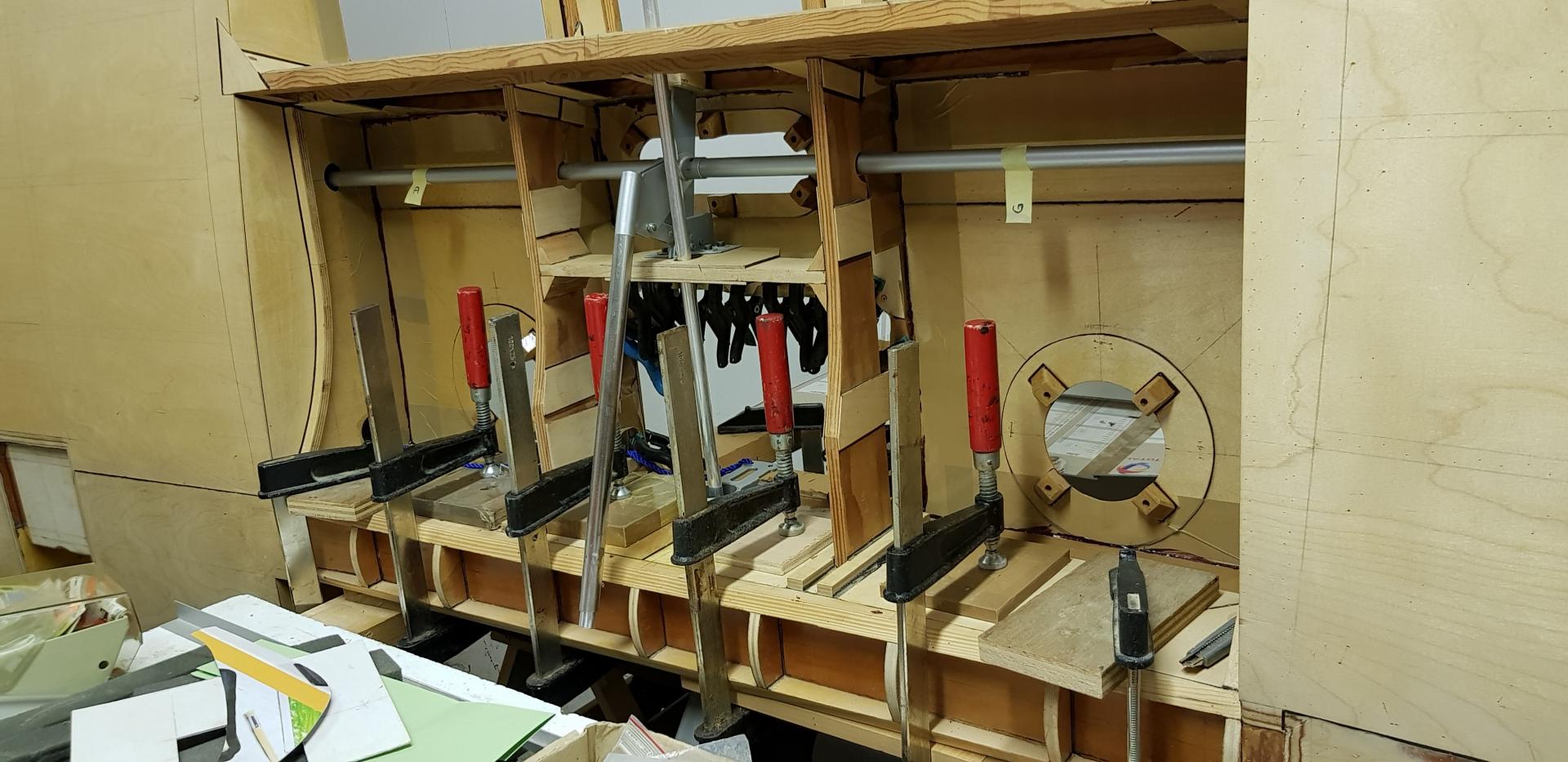 Collage en place du panneau central.