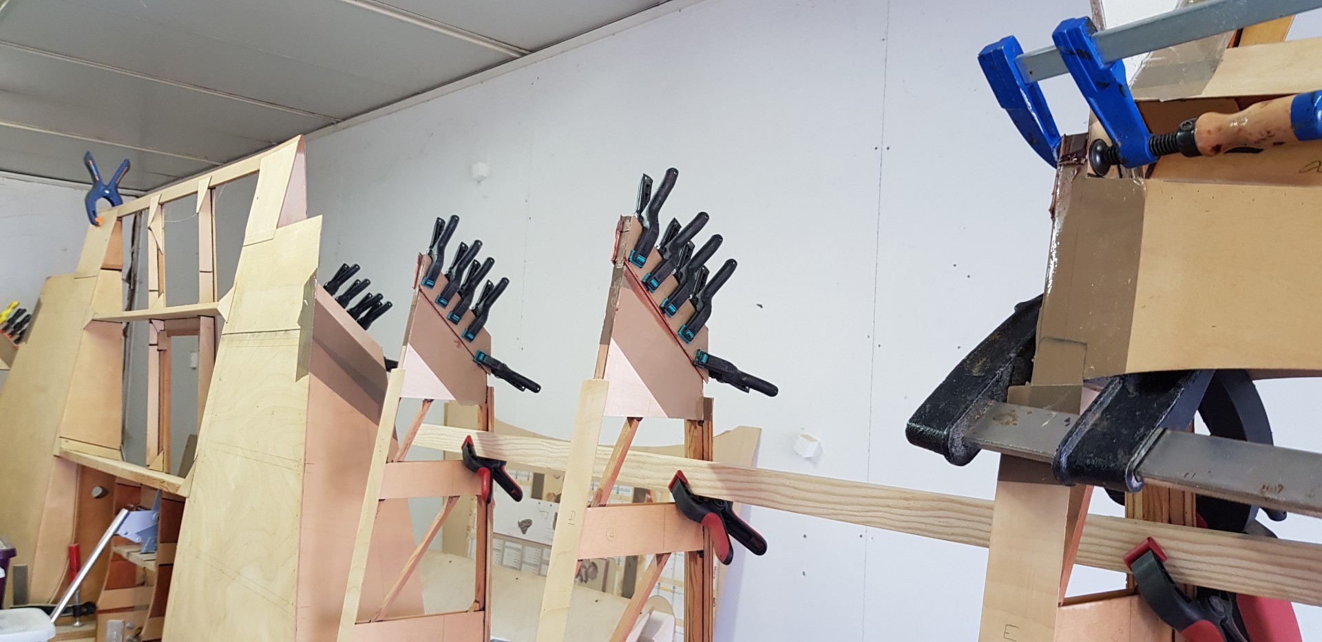 Collage des rallonges de queues de nervures.