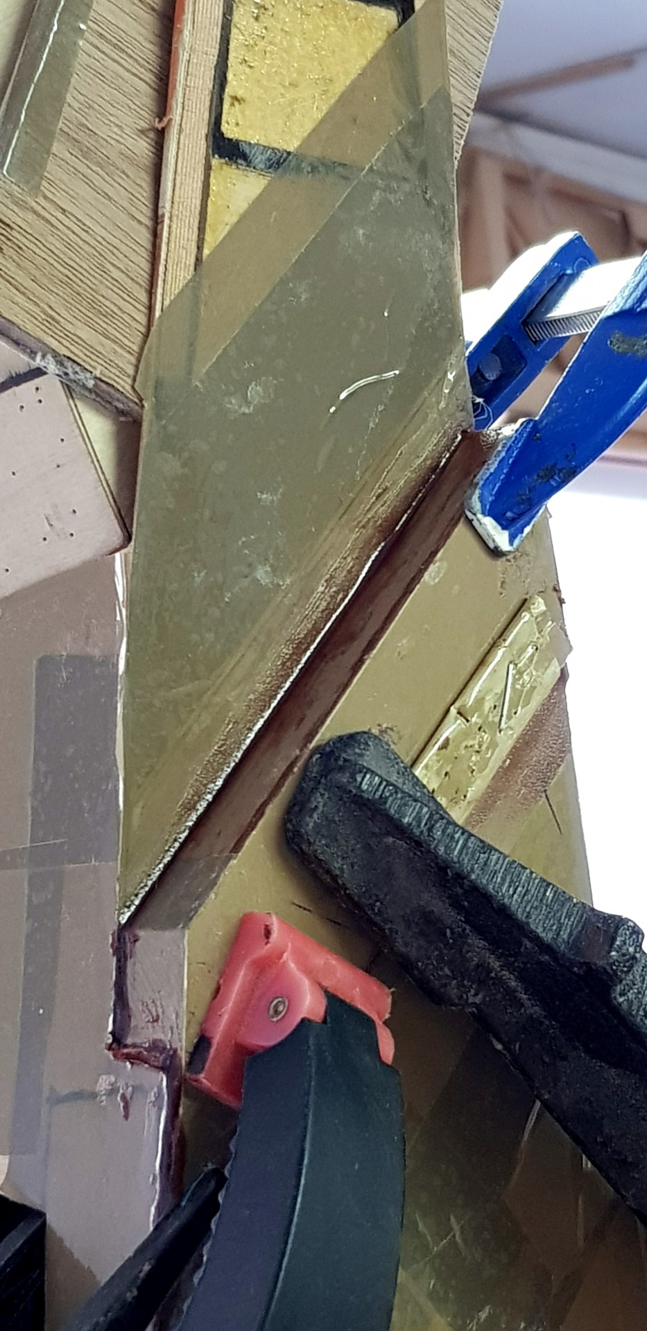 Prolongement de la nervure E gauche.