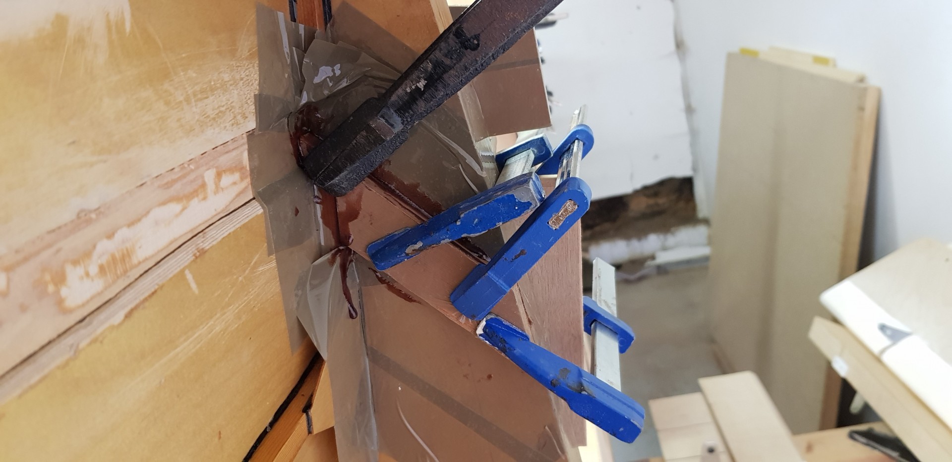 Collage support de longeron de volet gauche sur nervure A gauche.