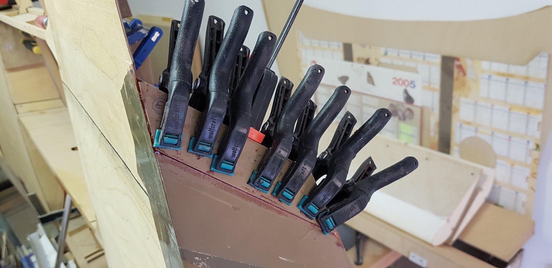 Collage rallonge et gousset sur nervure diagonale gauche.