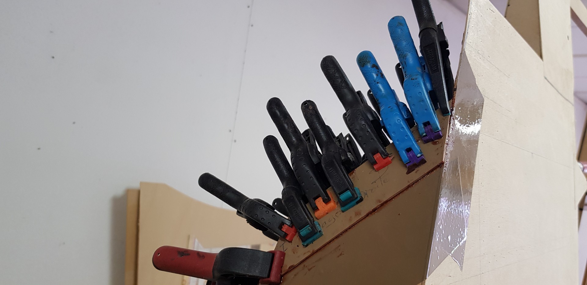 Collage gousset sur nervure diagonale droite.