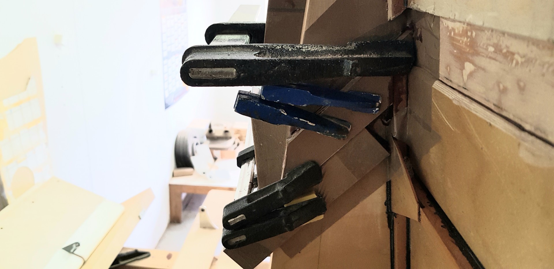 Collage cale sur nervure A droite.