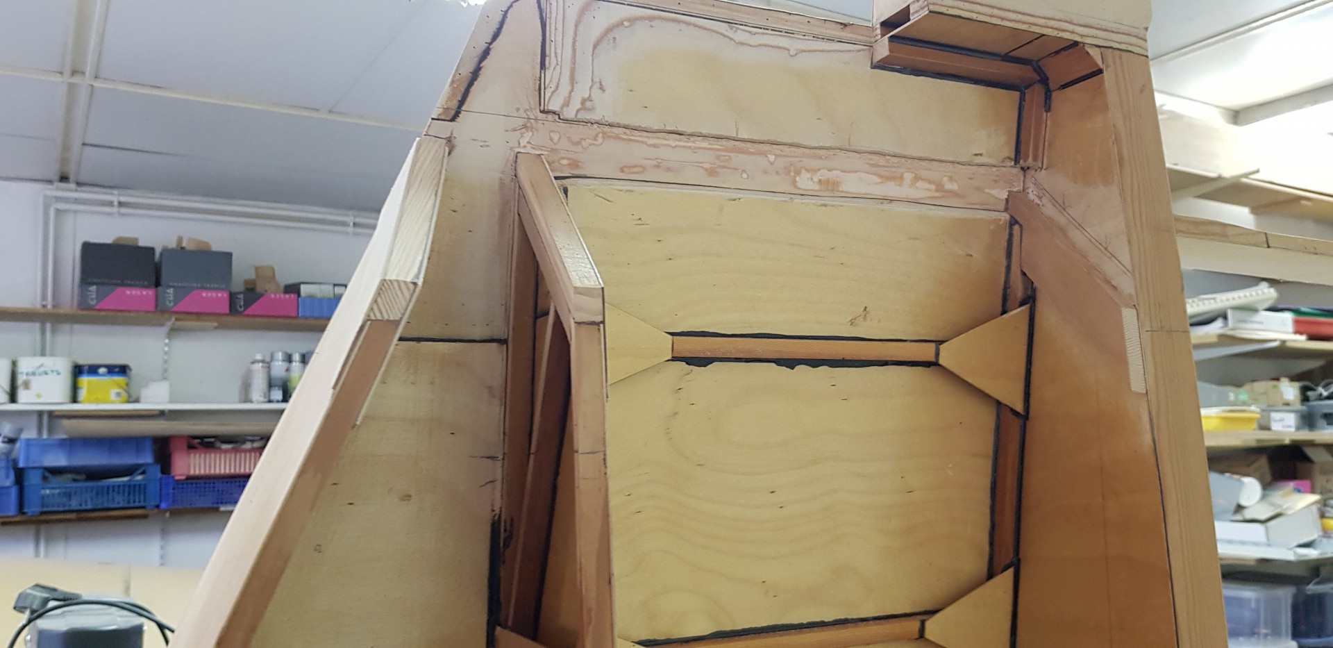 Travaux au niveau de l'emplanture d'aile gauche.