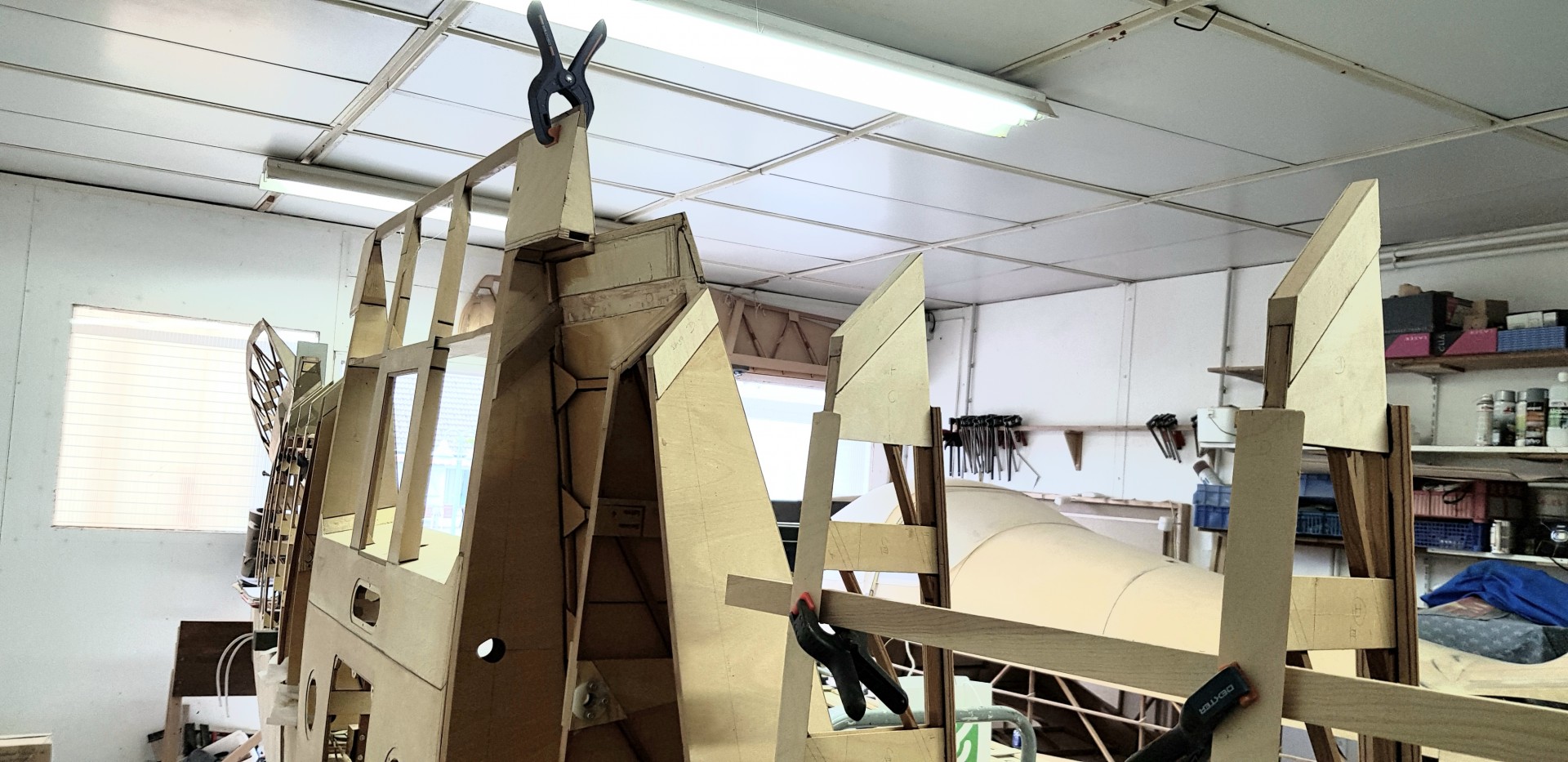 Rallonges de queues de nervures, côté droit, en place.