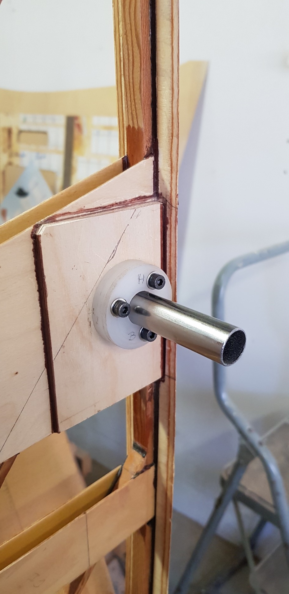 Installation du palier gauche en ertalon, à l'aide de boulons de 4 mm.