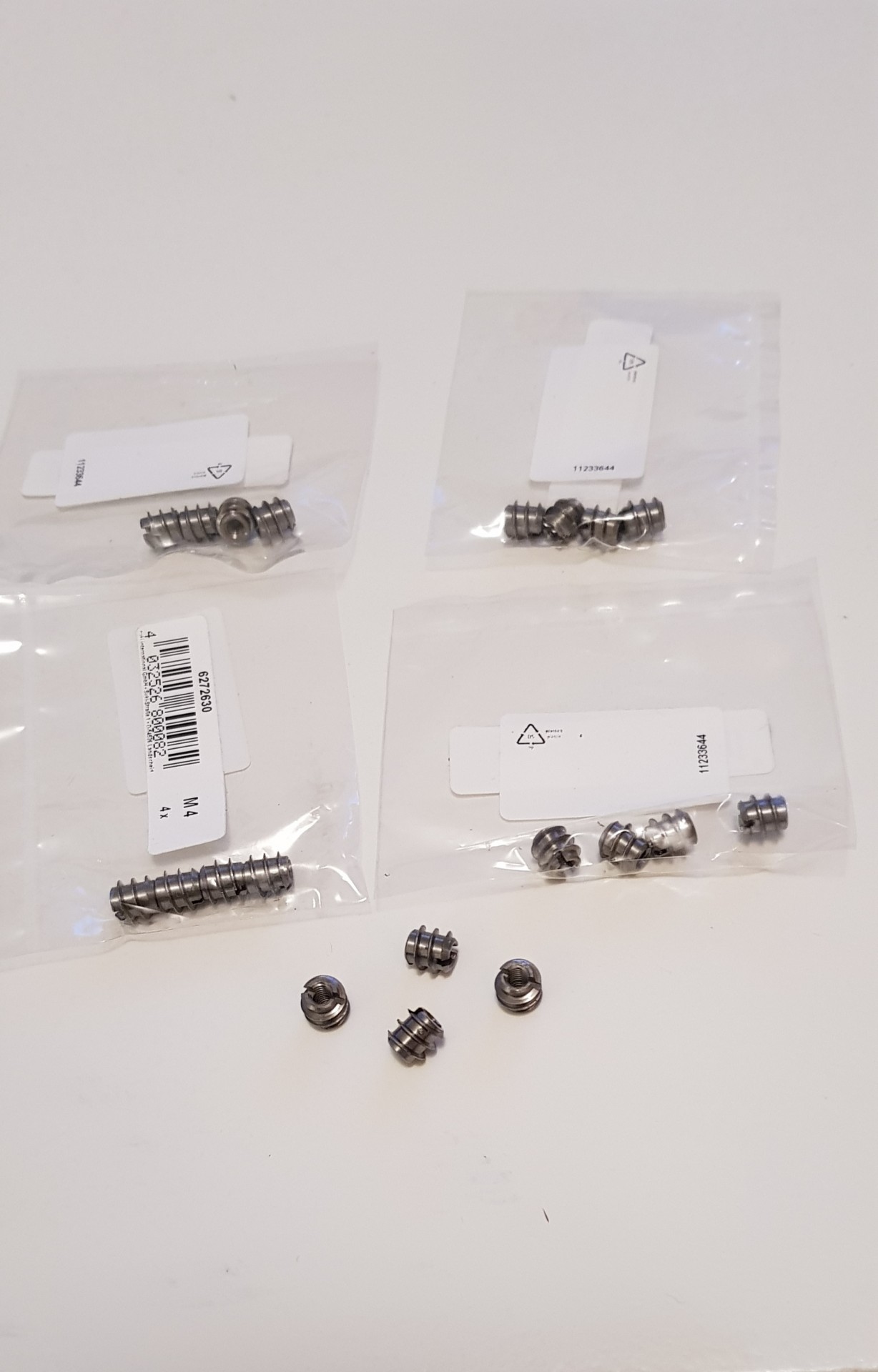 Inserts M4 pour vissage des trappes de visites.