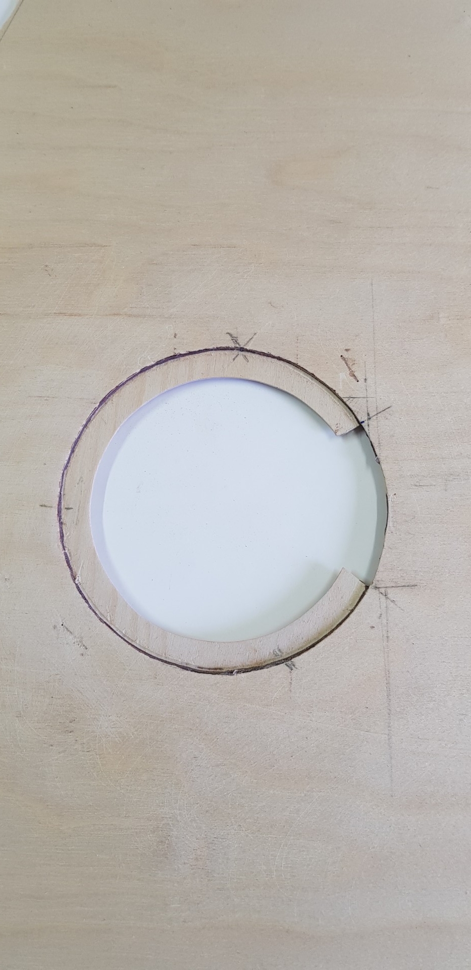 Collage de l'anneau de trappe côté gauche.