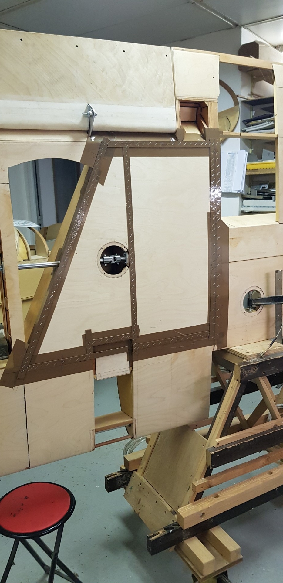 Panneau d'intrados gauche en place.