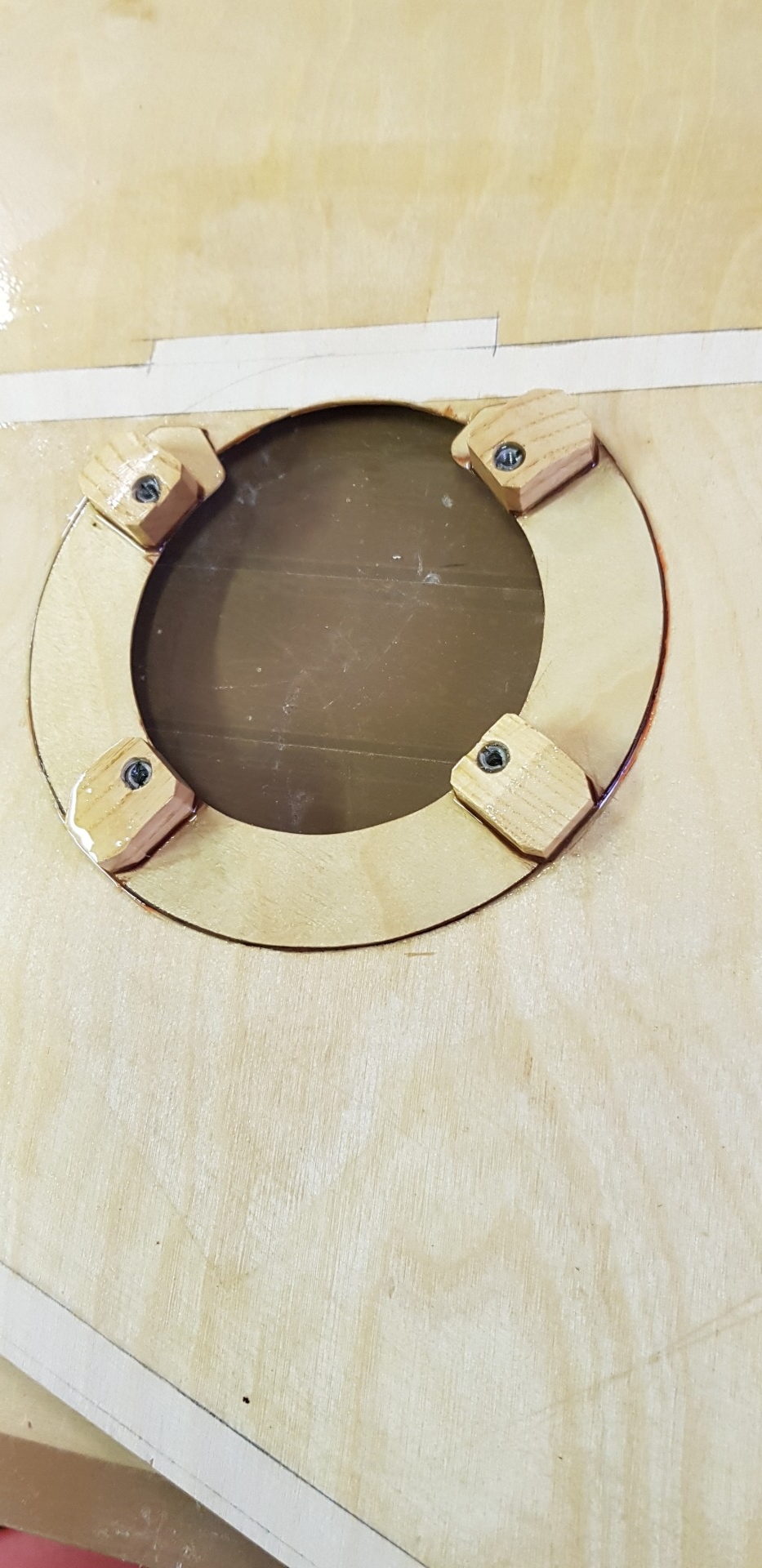 Collage des inserts de fixation de la trappe de visite.