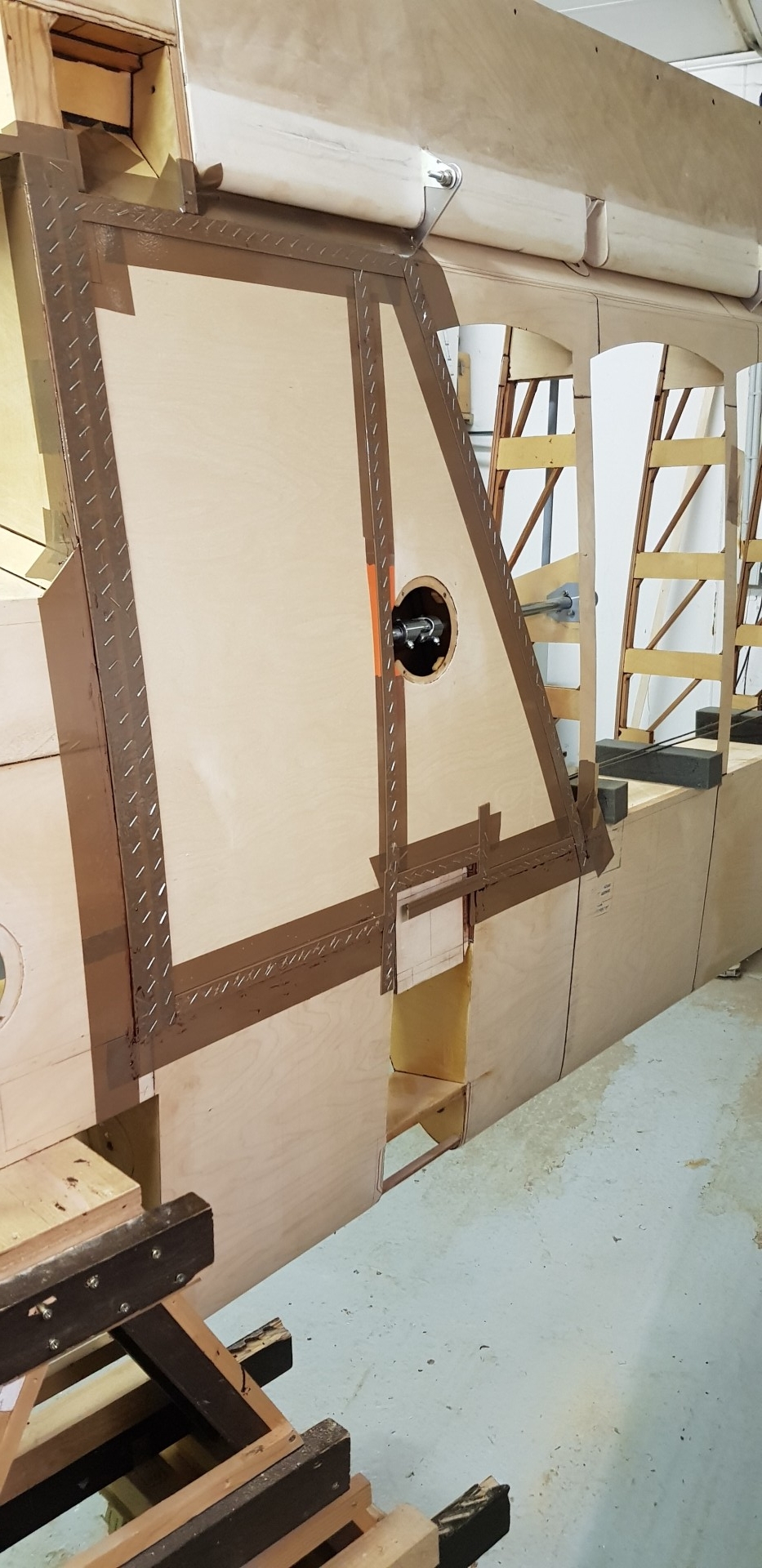 Collage de panneau d'intrados droit.