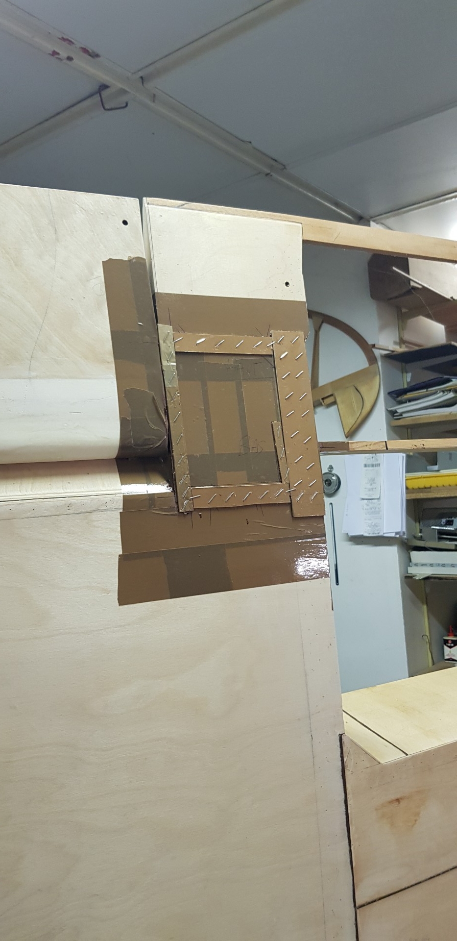 Collage du cp sous le marchepied gauche.