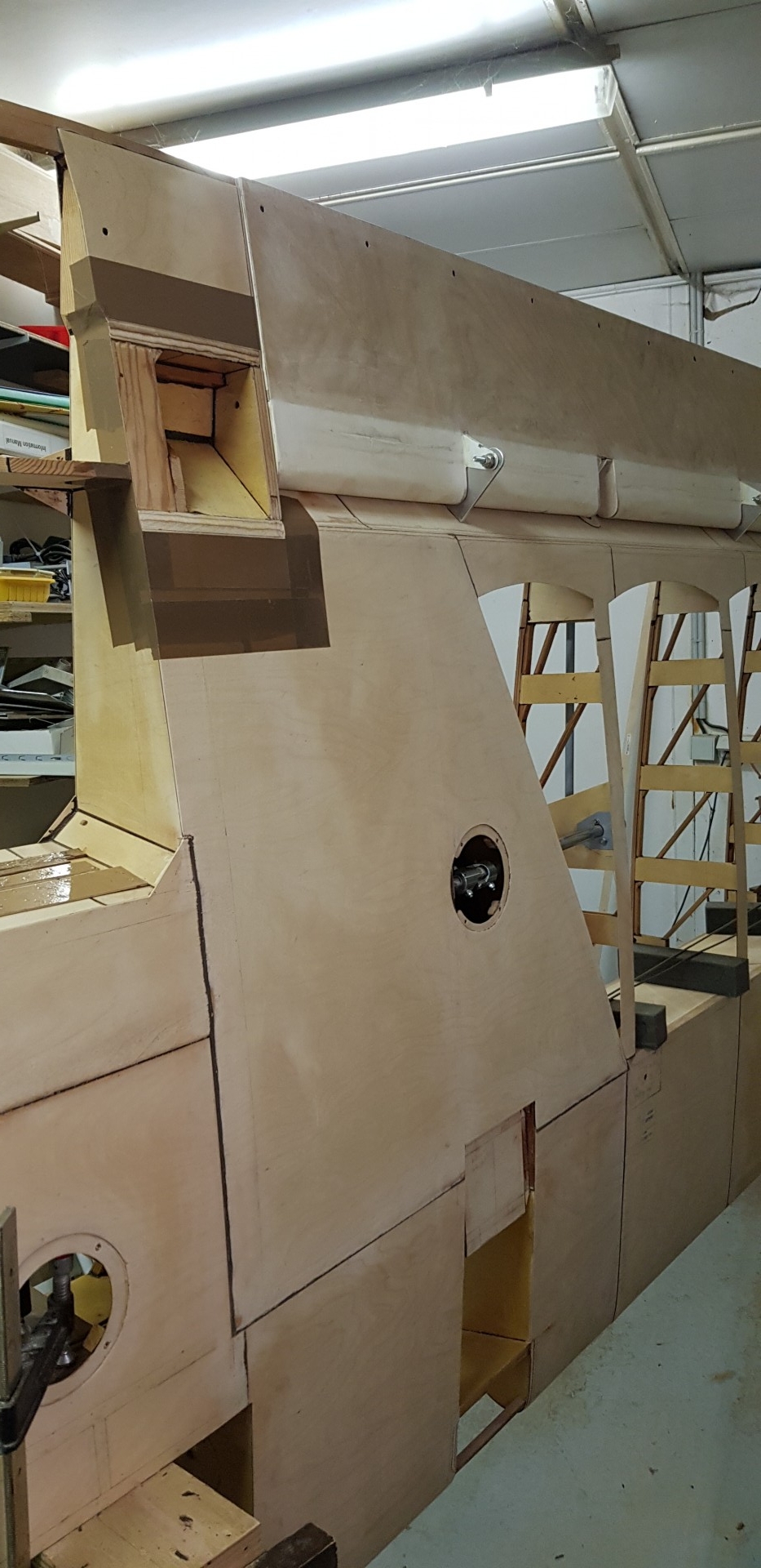 Préparation du collage du cp sous l'intrados droit.