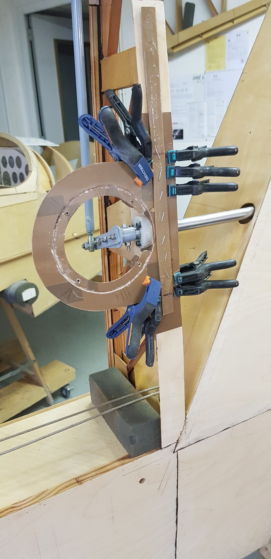 Collage du support de trappe de visite en place