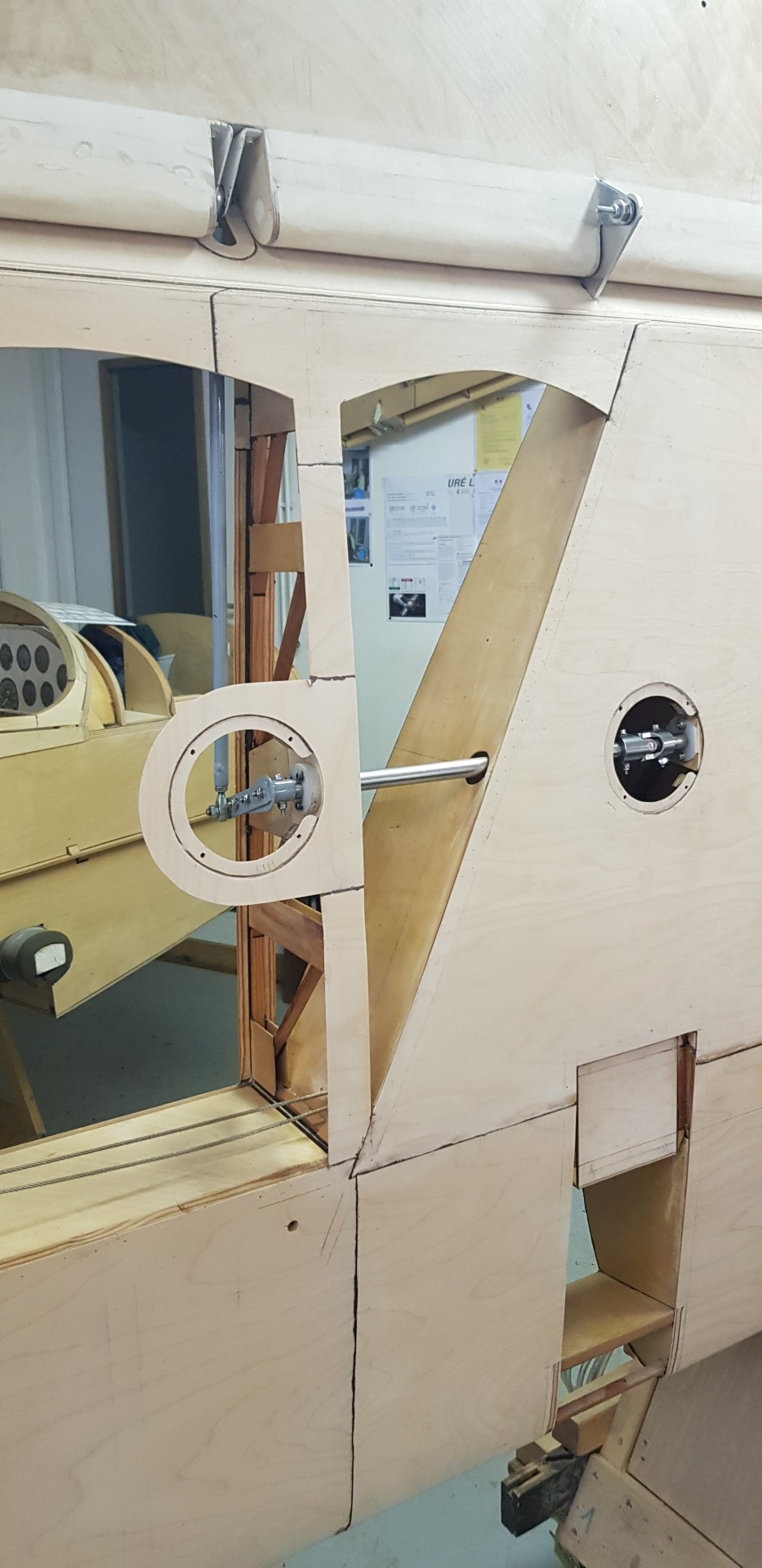 Support de trappe de visite du guignol gauche de volet.