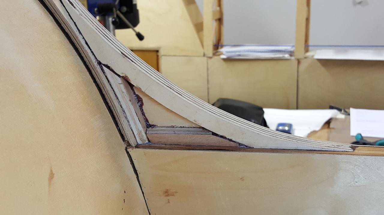 Renfort  du coffrage gauche de flan de coffre à bagages.