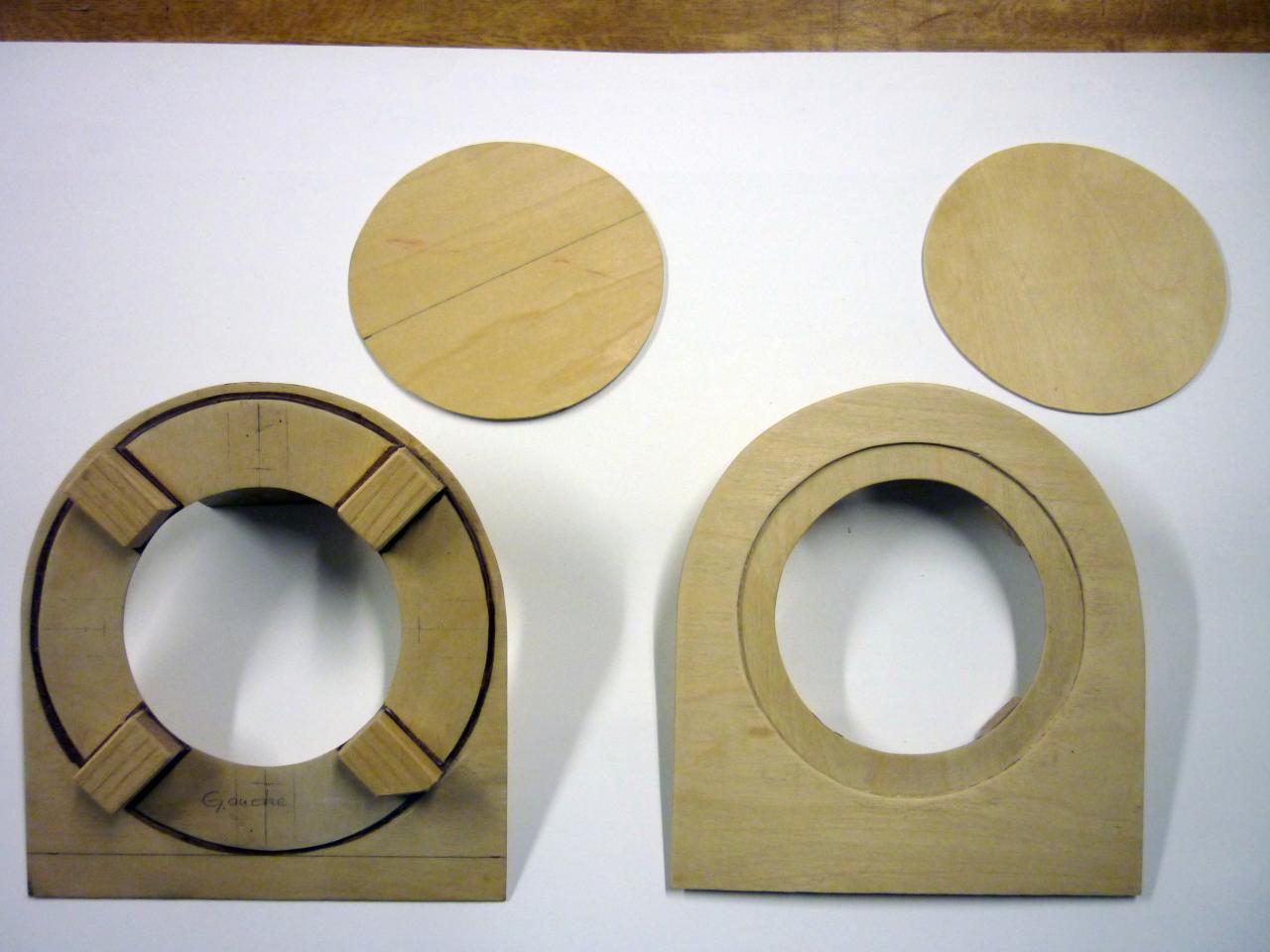 4 pions de frêne sur chaque trappe de visite.