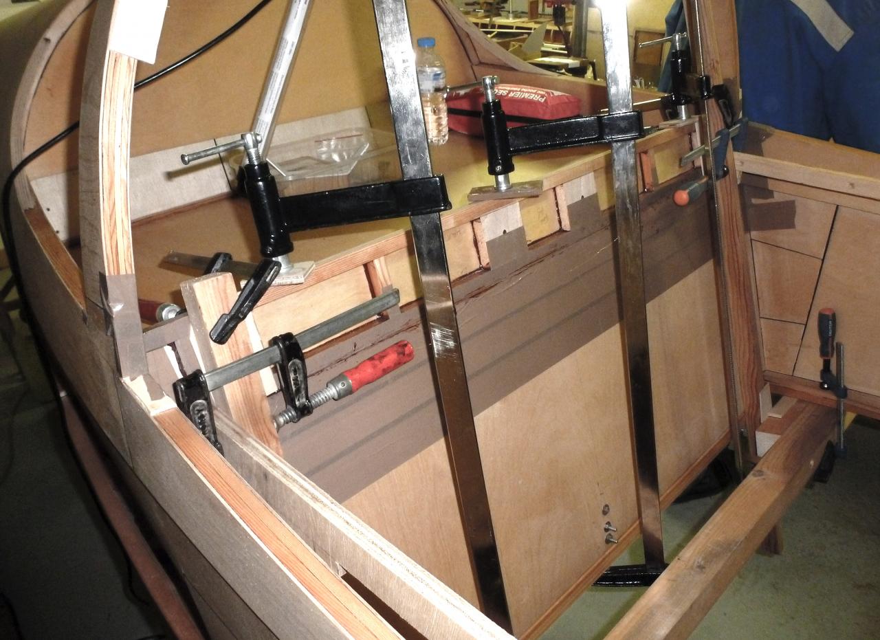 Collage de la réhausse en place.