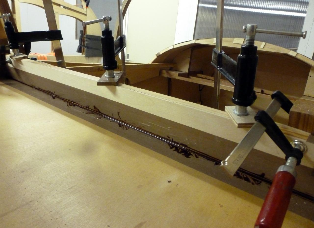 Vue côté coffre à bagages.